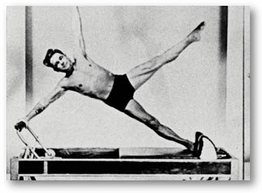 Joseph Pilates sur son Reformer